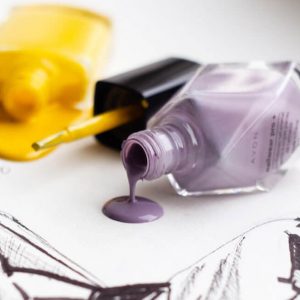 Contrasting Nail Polish - Image