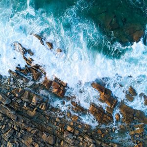 Waves on rocks - Image